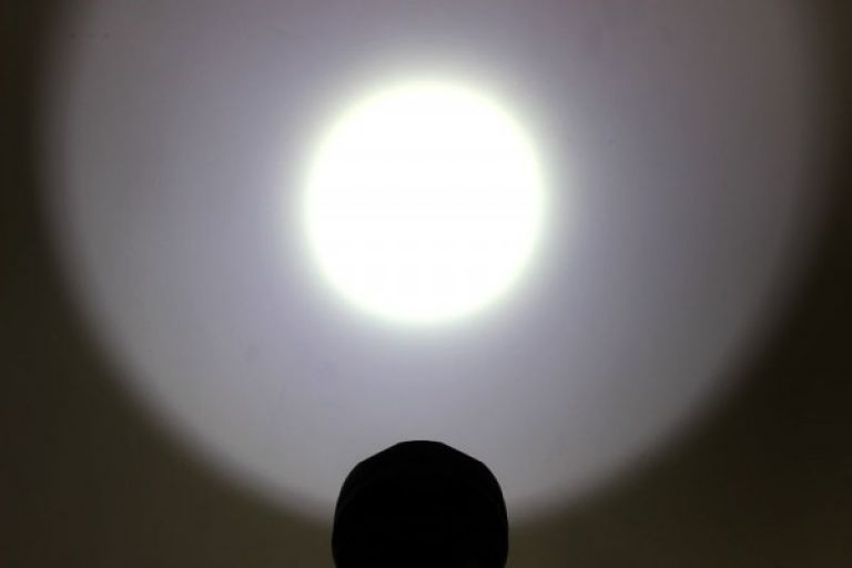 TORCIA CON CORPO IN METALLO NERO, LUCE LED BIANCA